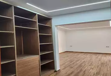 شقة بحديقة للبيع - 3 غرف - بالدور 0