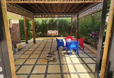شقة بحديقة للبيع - 3 غرف - بالدور 0