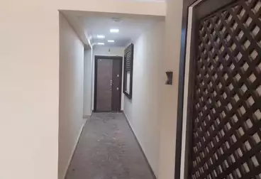 شقة بحديقة للبيع - 2 غرف - بالدور 0
