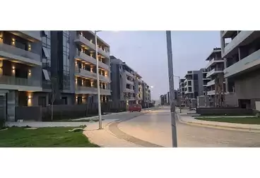 شقة بحديقة للبيع - 3 غرف - بالدور 0