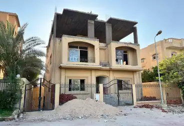 شقة بحديقة للبيع - 3 غرف - بالدور 0