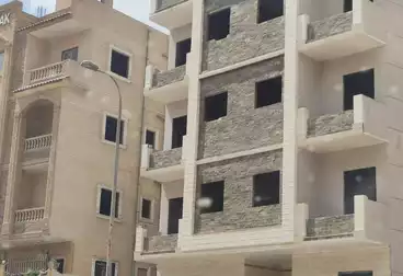 شقة بحديقة للبيع - 3 غرف - بالدور 1