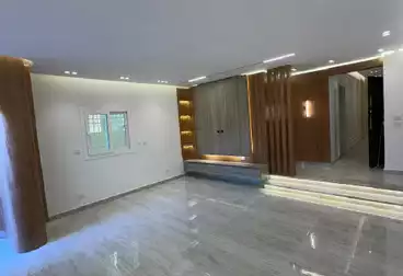 شقة بحديقة للبيع - 3 غرف - بالدور 0