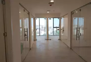 مكاتب للإيجار - 1 غرف - بالدور 3