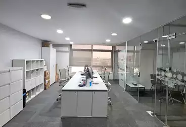 مكاتب للإيجار - 5 غرف - بالدور 7