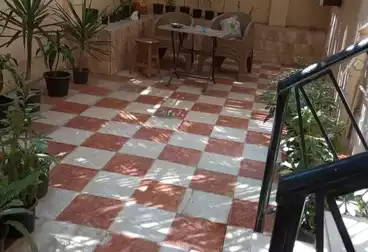 شقة بحديقة للبيع - 2 غرف - بالدور 0