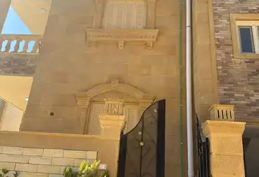 شاليه بحديقة للبيع - 3 غرف - بالدور 1