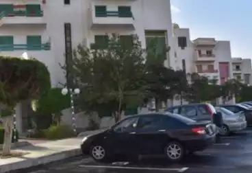 شقة بحديقة للبيع - 2 غرف - بالدور 0