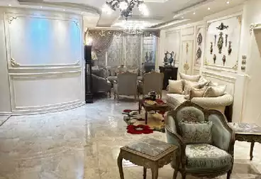 شقة بحديقة للبيع - 4 غرف - بالدور 0