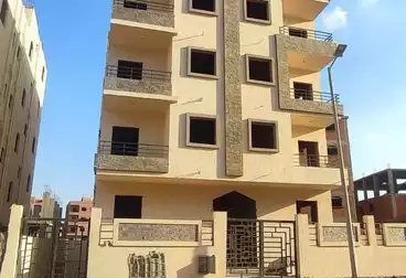 شقة بحديقة للبيع - 3 غرف - بالدور 0