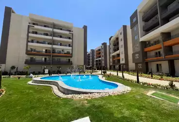 شقة بحديقة للبيع - 3 غرف - بالدور 0