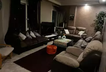 شقة بحديقة للبيع - 3 غرف - بالدور 0