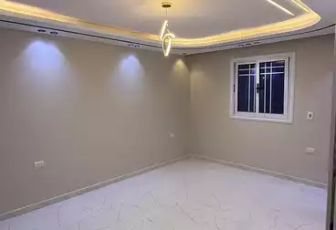 شقة بحديقة للبيع - 3 غرف - بالدور 0