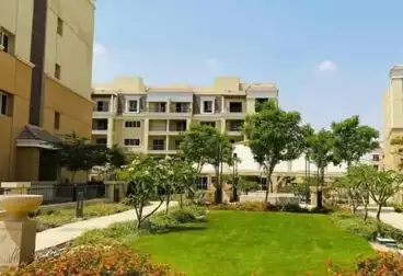 شقة بحديقة للبيع - 2 غرف - بالدور 1