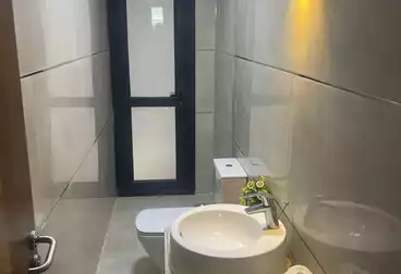 شقة بحديقة للإيجار - 3 غرف - بالدور 1