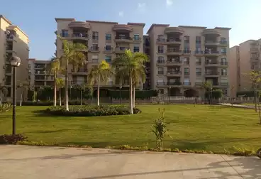 شقة بحديقة للإيجار - 3 غرف - بالدور 1