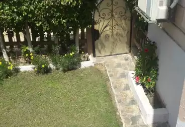 شقة بحديقة للإيجار - 3 غرف - بالدور 1