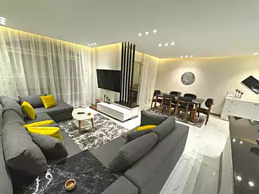 شقة بحديقة للبيع - 4 غرف - بالدور 1