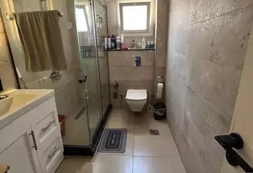 شقة بحديقة للبيع - 3 غرف - بالدور 1