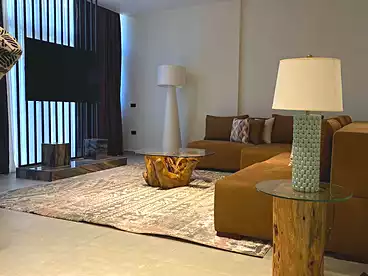 شقة بحديقة للإيجار - 2 غرف - بالدور 1