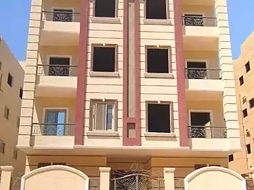 شقة بحديقة للبيع - 3 غرف - بالدور 0