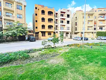 شقة بحديقة للبيع - 3 غرف - بالدور 0