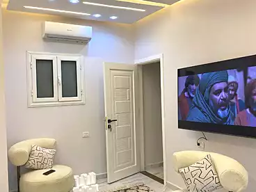شقة بحديقة للإيجار - 3 غرف - بالدور 1