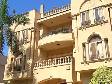 شقة بحديقة للبيع - 3 غرف - بالدور 0