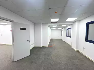 مكاتب للإيجار - 3 غرف - بالدور 6