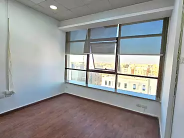 For rent in Northern 90th St., 90th Street, 220 sqm