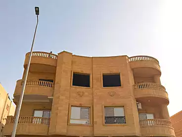 شقة بالحديقة للبيع في شارع محمد زكي شافعي، شرق الأكاديمية، 200 متر