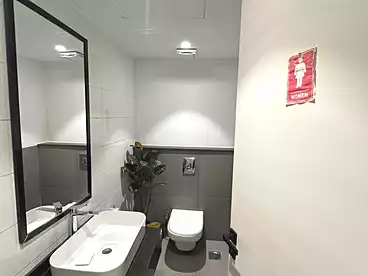 Administrative For rent in Southern 90th St., 90th Street, 700 sqm