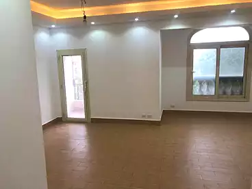 في شارع اخناتون، الحي الخامس، 180 متر