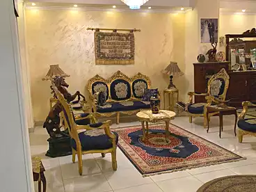 شقة بحديقة للبيع في المجاورة الاولى، الحي الثامن، 220 متر