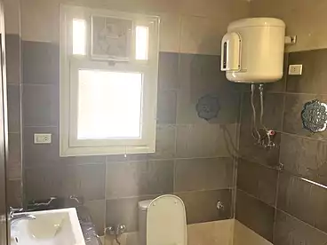 في شارع طيار الحلواني، النرجس 2، 100 متر
