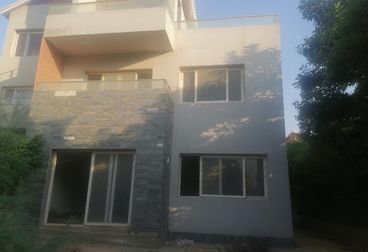 توين هاوس كورنر نصف تشطيب بكمبوند زايد ديونز