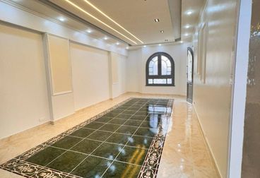 شقه روعة للبيع خطوات للرئيسي والبحر 120 م