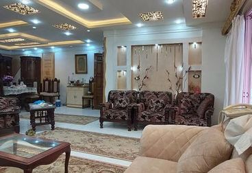 شقه للبيع  با لفرش والاجهز الكهربائي اول شارع من الرئسي خطوات للبحر  العجمي مدين