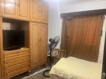 شقه ١٠٧ متر تحميل قديم ارضي مرتفع جانبي بمنطقة ل هضبه الأهرام .
