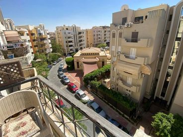 شقه للبيع ف المستثمرين الجنوبيه كمبوند عربيه دقيقتين للتسعين ومحور محمد نجيب ونادي الزهور