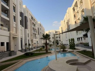 امتلك شقتك اقل سعر 3 غرف متشطبه بالكامل مقدم 10% فقط اقساط 7 سنين للبيع