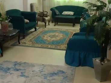 للبيع شقه 170متر اول بلكونه فوق الارضي شارع واسع جدا حوالي 30 متر فيها 2حمام وثلاث غرف كبار ومطبخ