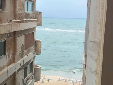 شقه للبيع الاسكندريه المندره البرج علي بحر مباشر رأيه جانبي