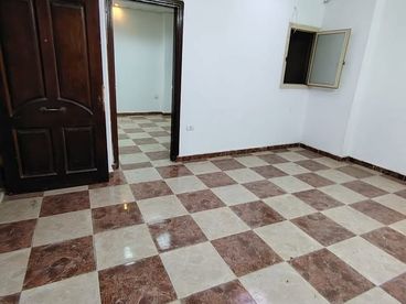 شقه للبيع80مترخلف كايرومول بالقرب من شارع الهرم الرئيسى الجيزة   دور ارضى فى برج تصلح مكتب او عيادة
