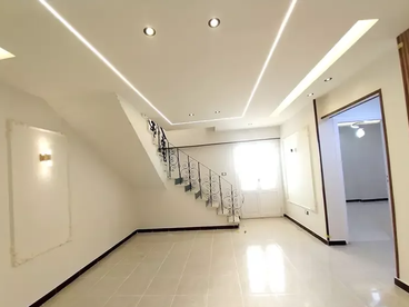 شقه بالروف في اسكندرية شاطئ النخيل بجوار البحر ثلاث طوابق بجوار البحر تشطيب الترا سوبر لوكس