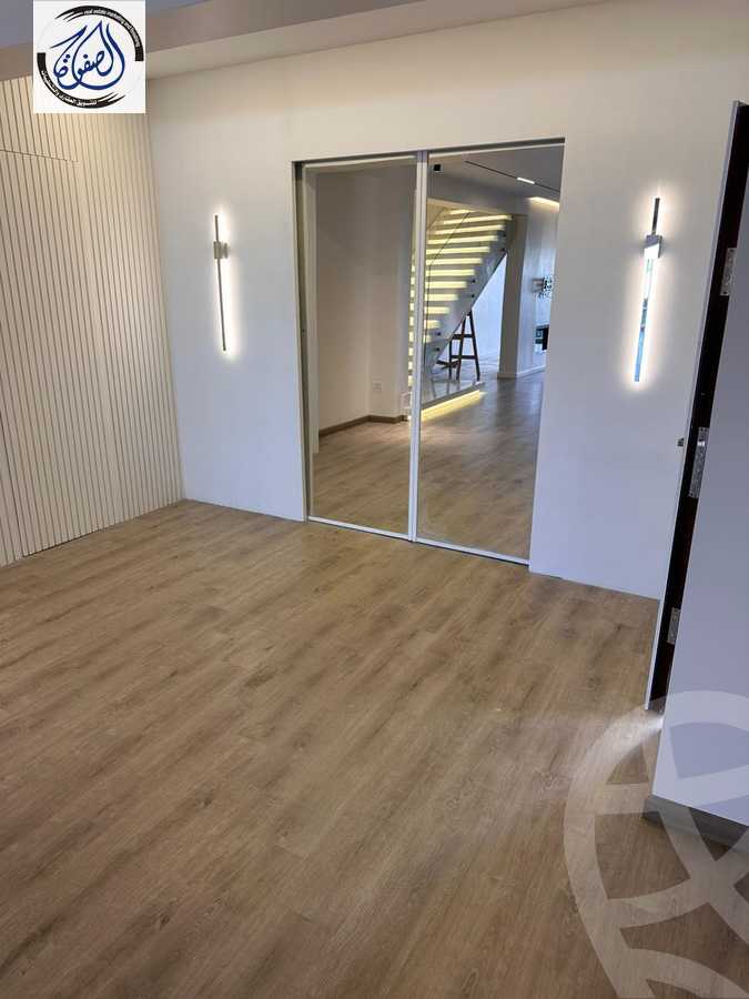 https://aqarmap.com.eg/en/listing/4365367-for-sale-cairo-new-cairo-compounds-mountain-view-hyde-park
