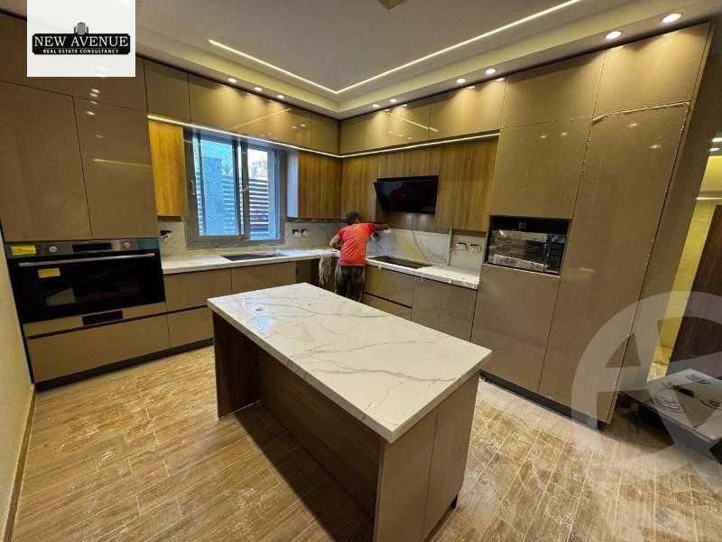 https://aqarmap.com.eg/en/listing/6229844-for-sale-cairo-el-sheikh-zayed-city-compounds-royal-city