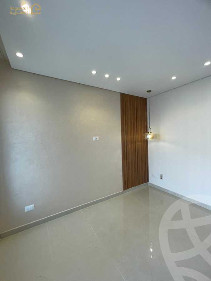 https://aqarmap.com.eg/en/listing/6182906-for-sale-cairo-new-cairo-lrhb-city-phase-4-mohammed-farid-st