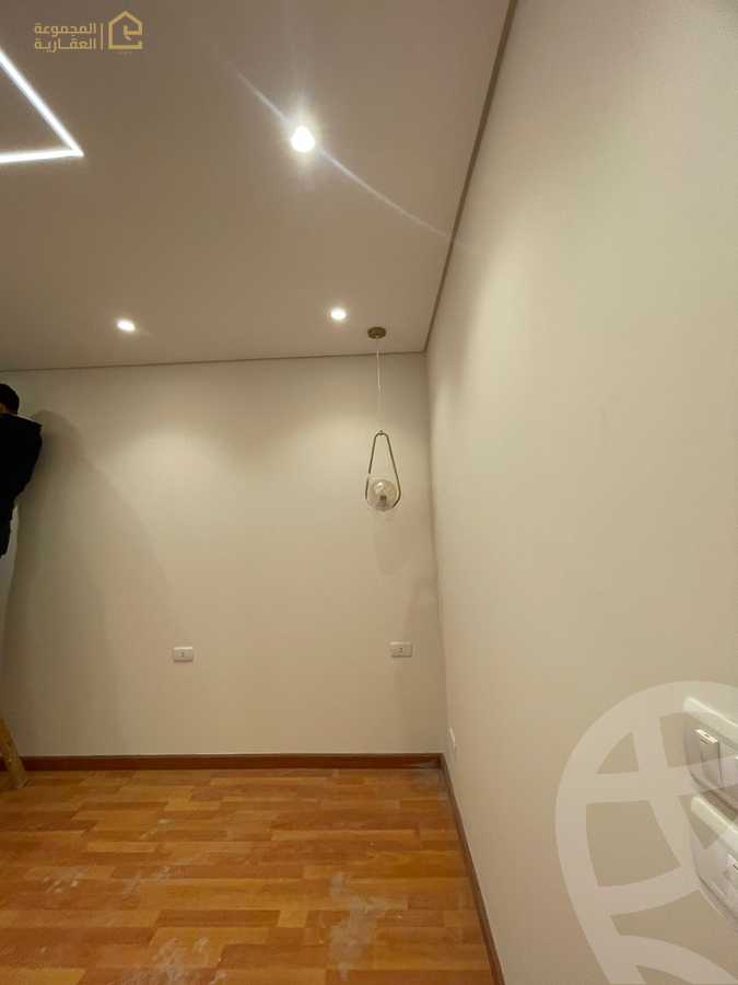 https://aqarmap.com.eg/en/listing/6182906-for-sale-cairo-new-cairo-lrhb-city-phase-4-mohammed-farid-st